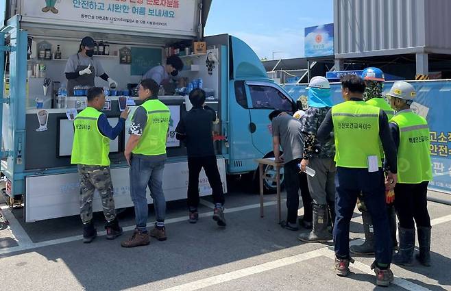 동부건설 공사현장 근로자들이 혹서기 휴식시간에 커피차를 이용하고 있다. 동부건설 제공