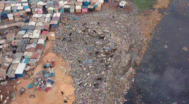 전 세계에서 버린 헌 옷이 아무렇게나 버려져 썩어가고 있는 가나 아크라의 오다우강. KBS 제공