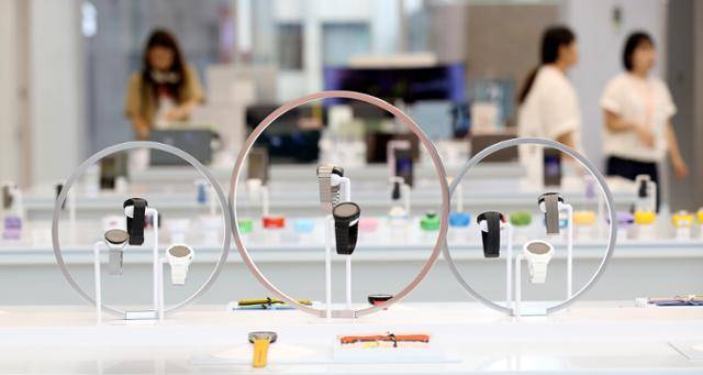 삼성 강남은 'MZ 놀이터'를 매장의 핵심 키워드로 잡고 다양한 제품을 체험할 수 있도록 공간을 구성했다. 스마트워치 제품이 전시된 모습. 뉴스1 제공