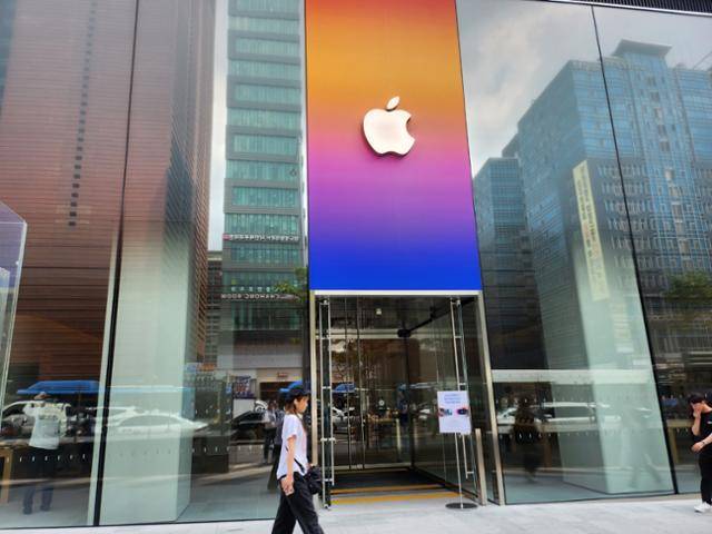 애플은 올해 4월 신논현역 바로 앞에 체험형 플래그십 스토어 '애플 강남'을 열었다. 사과 모양 애플 로고가 시선을 끌었다. 송주용 기자