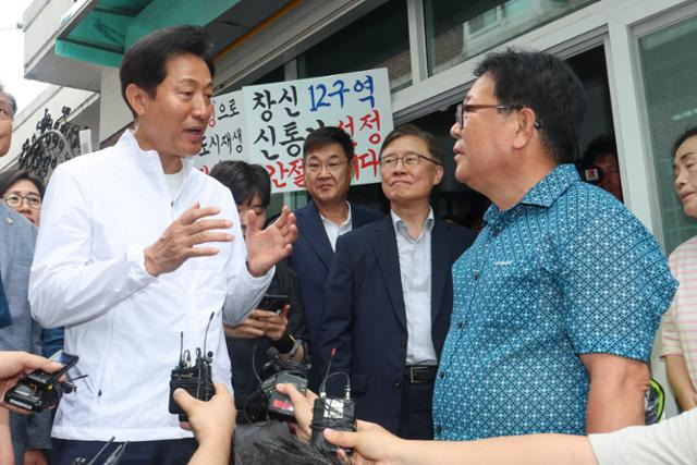 오세훈 서울시장이 5일 오전 서울 종로구 창신·숭인동 일대를 찾아 주민과 대화를 나누고 있다. 서울시는 이날 정비가 정체돼 있던 창신동 23번지·숭인동 56번지 일대에 대한 신속통합기획안을 확정했다고 밝혔다. 연합뉴스