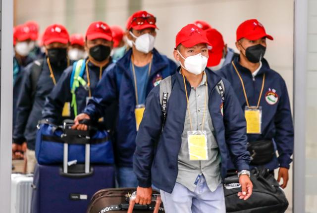 6월 20일 오전 인천국제공항 제2터미널 입국장에서 네팔에서 온 외국인근로자들이 입국하고 있다. 뉴시스