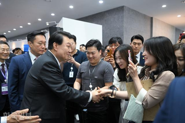 윤석열 대통령이 5일 서울 강남구 역삼동 한국과학기술회관에서 열린 제1회 세계 한인 과학기술인 대회 개회식에서 환송 인파들과 인사하고 있다. 서재훈 기자