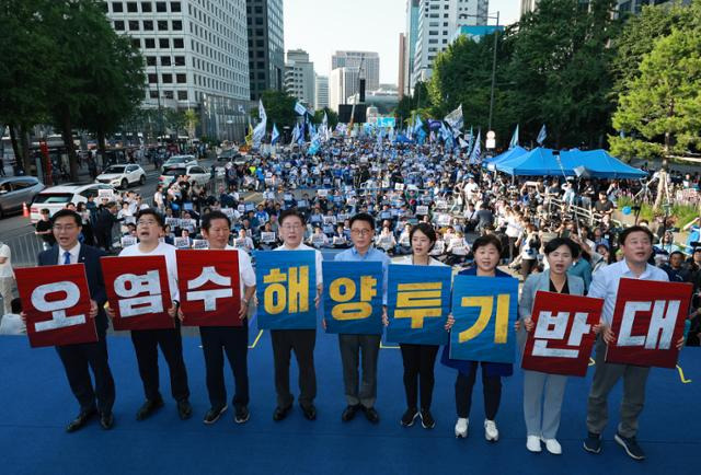 이재명 대표(왼쪽 네 번째)와 박광온 원내대표(왼쪽 다섯 번째)를 포함한 더불어민주당 지도부가 1일 오후 서울 중구 숭례문 일대에서 열린 '일본 후쿠시마 원전 오염수 해양투기 규탄 범국민대회'에서 손팻말을 들고 있다. 연합뉴스