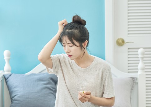 어지럼증이 있으면서 서 있을 때 중심을 잡기 어렵거나, 두통이 동반되면 뇌질환을 의심할 수 있다./사진=게티이미지뱅크