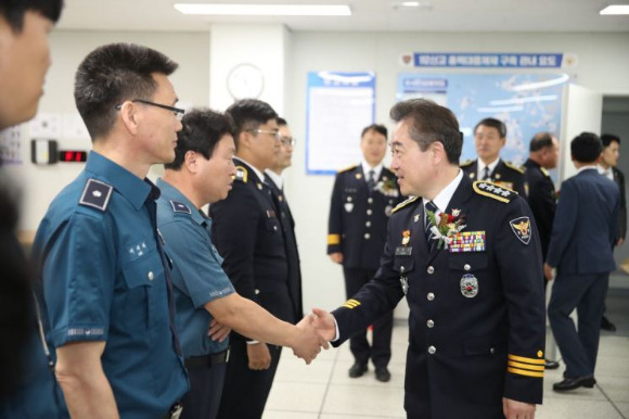 윤희근 경찰청장이 4일 전남 신안경찰서 개서식에 참석해 경찰관들을 격려하고 있다. [사진=경찰청]