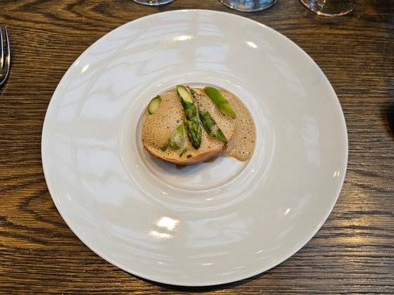 파스칼 바흐보 셰프가 갈라 디너에서 선보인 요리. 한국산 아스파라거스와 프랑스 전통 소스인 뱅존 소스를 더했다. 최선을 기자