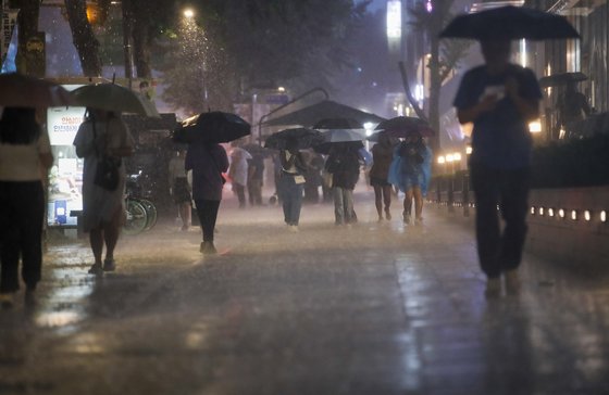 서울 지역에 호우주의보가 내려진 4일 서울 시내 한거리에서 우산을 쓴 시민들이 길을 지나고 있다. 뉴스1