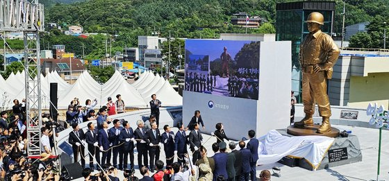 5일 오후 경북 칠곡군 다부동전적기념관에서 고 백선엽 장군의 동상 제막식이 진행되고 있다.   높이 4.2m 너비 1.56m 크기의 백 장군 동상은 동서남북 사방으로 대한민국을 지키고 수호한다는 의미에서 360도 회전할 수 있도록 제작됐다. 뉴스1