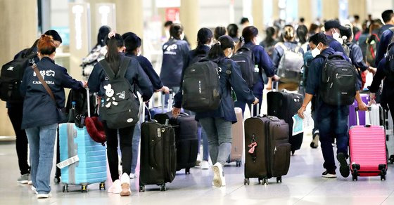 정부가 올해 하반기 ‘외국인 가사도우미’에 대한 시범사업을 시작, 가사·돌봄 분야에 외국인 취업을 확대할 전망이다. 사진은 지난해 7월 인천공항으로 입국하는 외국인 근로자들. 뉴스1