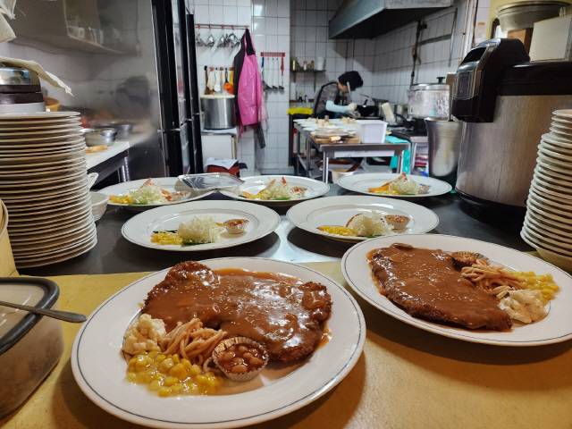 ▲ 음식을 준비하고 있는 세모 레스토랑