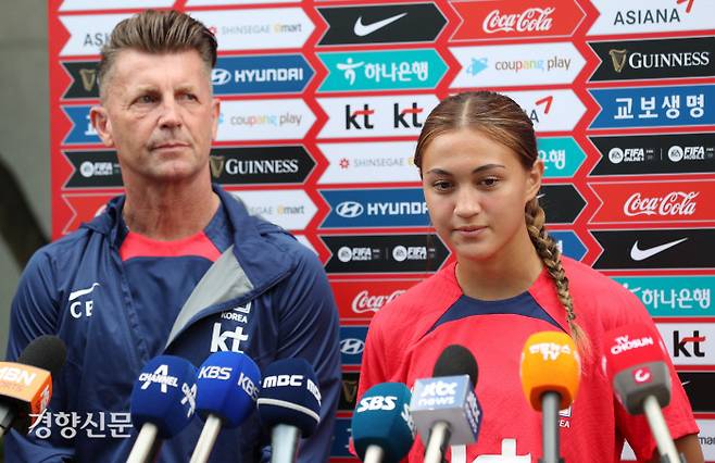 여자축구대표팀 콜린 벨 감독(왼쪽)과 월드컵 최종 명단에 오른 케이시 유진 페어가 5일 파주 NFC에서 인터뷰를 하고 있다. 파주 | 정지윤 선임기자