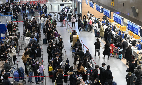 김해국제공항 국제선 청사가 항공편 탑승 수속을 밟는 여행객들로 북적이고 있다. 국제신문DB