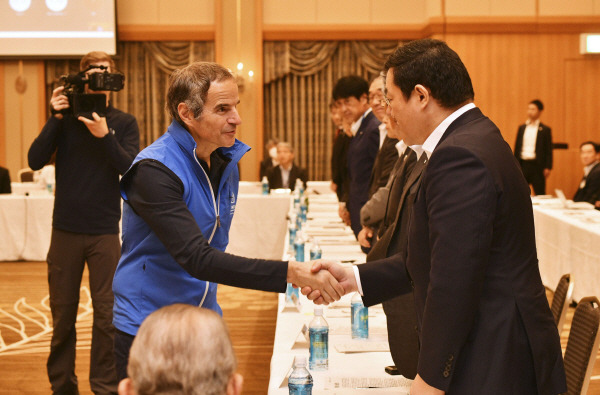 라파엘 그로시 국제원자력기구(IAEA) 사무총장이 5일 후쿠시마현 이와키시에서 열린 오염수 대책 행사에 참석해 참가자와 악수하고 있다. 연합뉴스