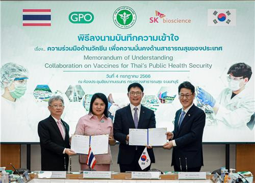 From left: Opas Karnkawinpong, permanent secretary of the Ministry of Public Health of Thailand; Mingkwan Suphannaphong, Government Pharmaceutical Organization managing director; Ahn Jae-yong, SK bioscience CEO; and Jeon Jo-young, chargé d'affaires ad interim at the Korean Embassy in Thailand, during an agreement signing ceremony held at the Ministry of Public Health of Thailand in Nonthaburi on Tuesday. [SK BIOSCIENCE]