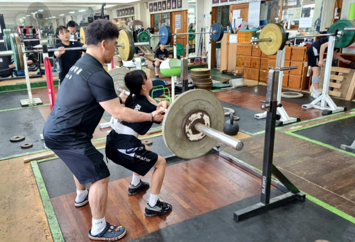 조성현 코치가 오후 훈련에서 선수들의 자세를 지도하고 있다. 서강준기자