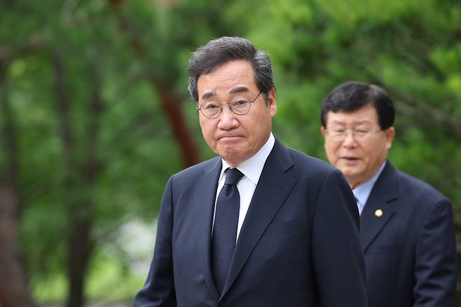 이낙연 전 더불어민주당 대표가 지난달 28일 오전 서울 동작구 국립서울현충원에서 고 김대중 전 대통령 묘소를 찾아 이동하고 있다. [사진 출처 = 연합뉴스]