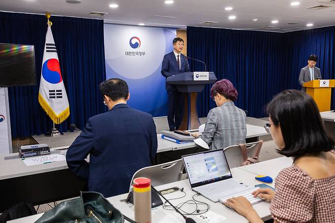 이기일 보건복지부 1차관이 지난달 22일 오후 서울 종로구 정부서울청사에서 임시 신생아 번호 관리 아동 실태조사방안 등 아동학대와 관련한 대응 방안을 발표하고 있다. [사진 출처=연합뉴스]