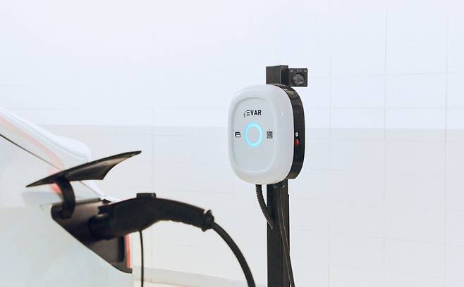 전기차 충전 솔루션 기업 에바가 지난 5월 출시한 화재감지 솔루션을 탑재한 완속충전기 Smart EV Charger 2./사진제공=에바