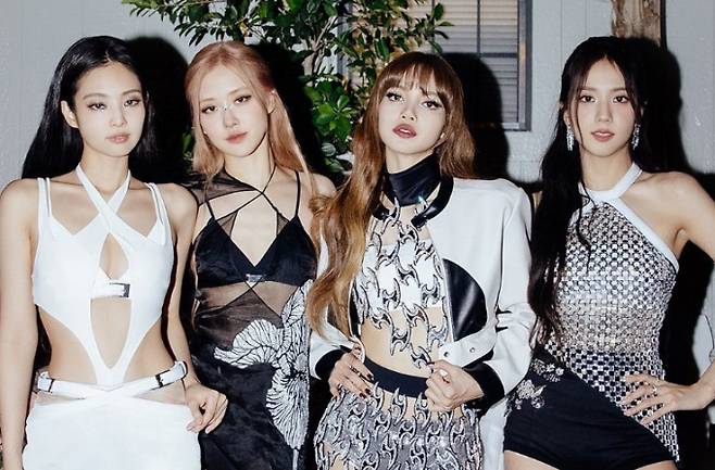 걸그룹 블랙핑크(BLACKPINK·지수, 제니, 로제, 리사)의 베트남 공연이 지나치게 고가라는 일부 보도에 대해 소속사 YG엔터테인먼트가 공식 입장을 밝혔다. /사진=YG엔터테인먼트 제공