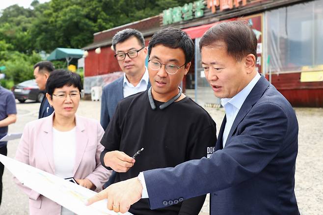 의왕시 김영수 부시장은 5일 공약사업의 원활한 추진을 위해 주요 공약사업 현장을 방문해 진행 상황을 점검하고 해결방안을 모색하는 시간을 가졌다. / 사진제공=의왕시