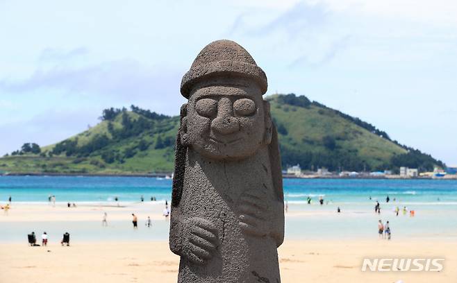 [제주=뉴시스] 우장호 기자 = 제주시 한림읍 금능해수욕장을 찾은 피서객들이 물놀이를 하며 더위를 식히고 있다. 뉴시스DB. woo1223@newsis.com