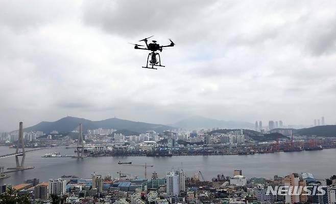 [부산=뉴시스] 하경민 기자 = 사진은 LX한국국토정보공사가 지난해 7월26일 부산 영도구 청학배수지 전망대에서 지적재조사에 활용 중인 드론과 MMS차량, 360VR 장비, 개발 시스템 등을 시연하는 모습.  2022.07.26. yulnetphoto@newsis.com