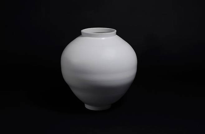 강민수, 달항아리, 2022, White Porcelain jar, 56x54x19.4cm *재판매 및 DB 금지