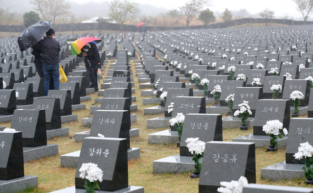 [제주=뉴시스]우장호 기자 = 제73주년 제주 4·3 추념일인 3일 오전 제주시 봉개동 4·3 평화공원 내 행방불명인 묘지에 유족들의 참배 발걸음이 이어지고 있다. 2021.04.03. woo1223@newsis.com