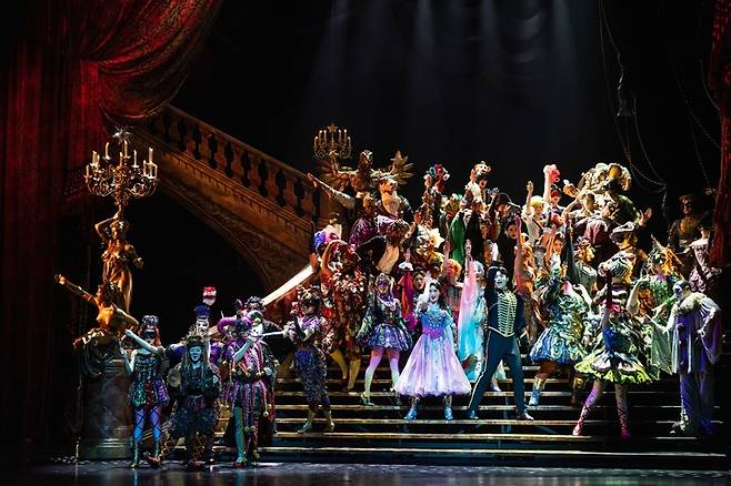 [서울=뉴시스]뮤지컬 '오페라의 유령' 공연 사진. 가면 무도회 장면에서 크리스틴 역의 송은혜와 라울 역의 황건하. (사진=에스앤코 제공) 2023.04.03. photo@newsis.com *재판매 및 DB 금지