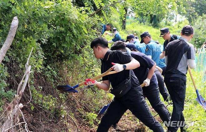 [부산=뉴시스] 하경민 기자 = 부산경찰청 여청수사대와 기동대, 과학수사대 등 50여 명이 5일 오전 출생 미신고된 영아 시신이 암매장된 것으로 추정되는 부산 기장군의 한 야산에서 수색작업을 벌이고 있다. 2023.07.05. yulnetphoto@newsis.com