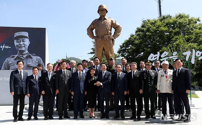 [칠곡=뉴시스] 추상철 기자 = 5일 오후 경북 칠곡군 다부동전적기념관에서 열린 '고 백선엽 장군 동상 제막식 및 3주기 추모식'에서 박민식 국가보훈부 장관, 윤재옥 국민의힘 원내대표, 이종섭 국방부 장관 등이 동상 제막을 한 후 기념촬영을 하고 있다. 2023.07.05. scchoo@newsis.com