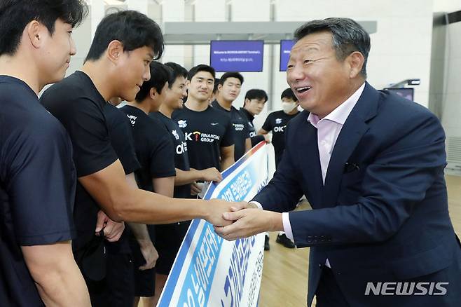 [인천공항=뉴시스] 최동준 기자 = 최윤 대한럭비협회 회장이 31일 인천국제공항에서 '2022 남아공 럭비 세븐스 월드컵'에 출전하는 대한민국 럭비 7인제 국가대표팀 선수들을 격려하고 있다. 2022.08.31. photocdj@newsis.com