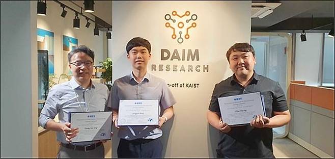 [대전=뉴시스] 왼쪽부터 KAIST 산업및시스템공학과 장영재 교수, 홍상표·황일회 박사 *재판매 및 DB 금지