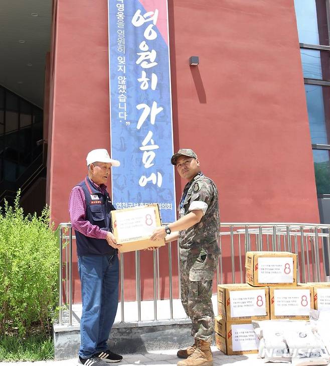 윤성기 상사 6.25 참전용사에 생필품 나눔. (사진=육군 제8기동사단 제공)