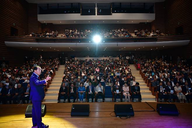 속초시는 5일 속초문화예술회관 대공연장에서 미래 100년의 토대가 되는 주요 추진사업 등을 시민들에게 공유하는 '강원특별자치시대 미래 100년의 초대' 행사를 가졌다. 속초시 제공