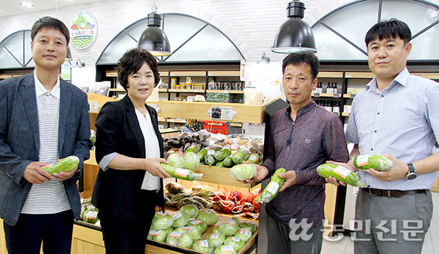 김명희 경기 김포농협 조합장(왼쪽 두번째)이 직원들과 함께 농가 박춘열씨(오른쪽 두번째)가 로컬푸드직매장에 출하한 호박을 들어 보이고 있다.