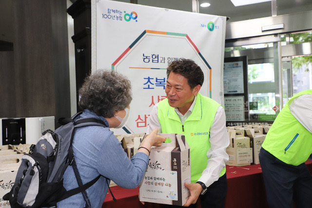 조소행 농협 상호금융 대표(오른쪽)가 5일 서울 마포노인종합복지관을 찾아 홀몸 어르신, 국가유공자에 삼계탕과 우리 농산물 꾸러미를 전달하고 있다.