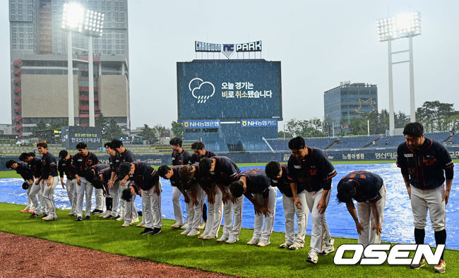 [OSEN=창원, 이석우 기자] 한화 선수들이 비로 경기가 취소되자 경기장을 찾은 팬들에게 감사 인사를 하고 있다. 2023.06.25 / foto0307@osen.co.kr