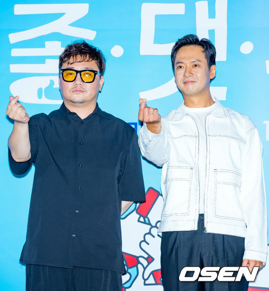 [OSEN=민경훈 기자] 5일 오후 서울 한강로 CGV 용산아이파크몰에서 영화 '좋.댓.구' 언론배급시사회가 열렸다.  시사회를 마치고 박상민 감독과 배우 오태경이 포토타임을 갖고 있다. 2023.07.05 / rumi@osen.co.kr