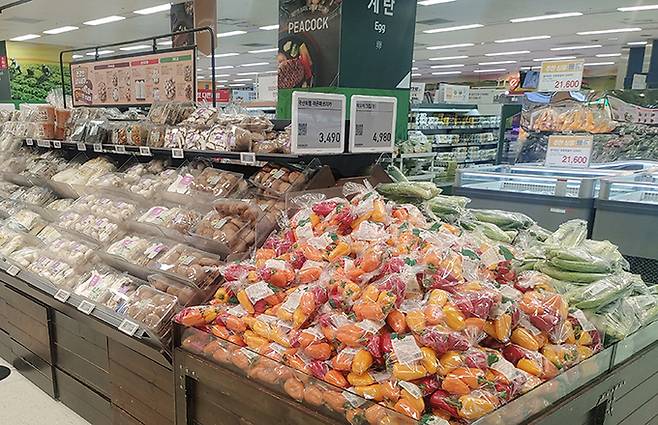 지난 4일 서울 시내 대형마트에 채소 진열대 모습.