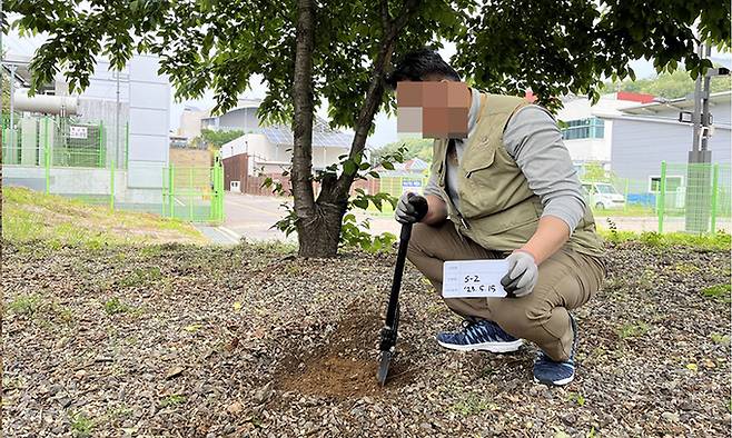 한국환경공단 직원이 지난 5월 15일 같은 장소에서 시료를 채취하고 있다. 국립환경과학원 제공