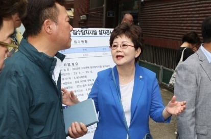 지난 4일 장마철 대비 관악구 지역 현장점검 나선 왕정순 의원