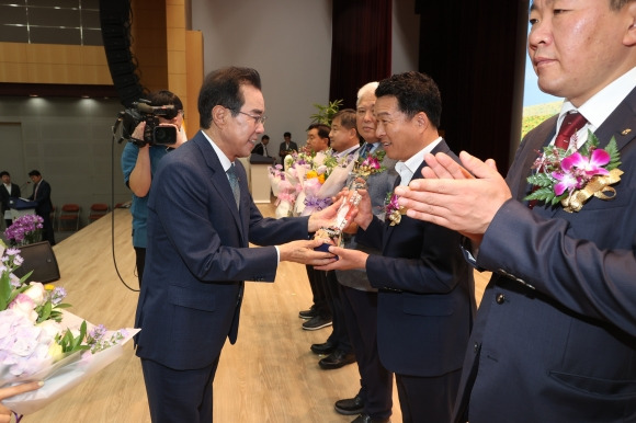 최남휴 순천농협 조합장이 농협중앙회 정례조회에서 열린 시상식에서 2500억원 경제사업 달성탑을  수상하고 있다.