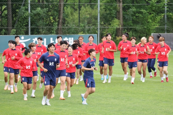 2023 호주·뉴질랜드 월드컵에 나서는 한국 여자축구 대표팀 선수들이 5일 경기도 파주 국가대표 트레이닝센터(NFC)에서 훈련하고 있다. 연합뉴스