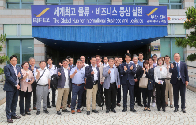 5일 부산진해경제자유구역을 시찰한 일본 하카타항진흥협회 항만시찰단과 부산진해경제자유구역청 관계자들이 기념촬영을 하고 있다. 사진제공=부산진해경제자유구역청