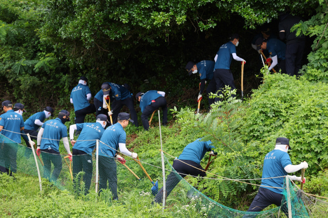 5일 오전 경찰이 영아 시신이 암매장된 것으로 추정되는 부산 기장군 기장읍 죽성리의 한 야산을 수색하고 있다. 이곳은 아동학대치사 혐의로 불구속 입건돼 경찰 수사를 받는 친모 A 씨가 8년 전인 2015년 2월 생후 8일 된 본인의 딸 B 양이 집에서 갑자기 숨지자 유기했다고 지목한 곳이다.연합뉴스