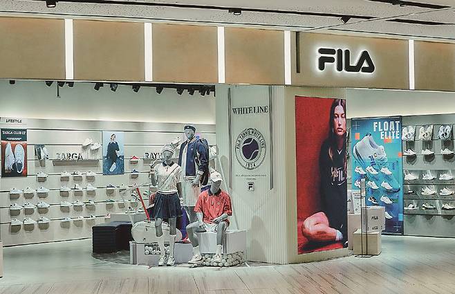 휠라가 중국 시장에서 프리미엄 브랜드로 인식되며 인기를 끌고 있다.[사진=뉴시스]