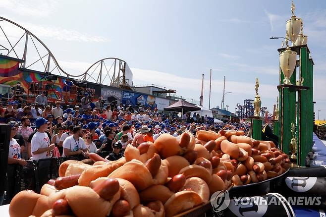 뉴욕 핫도그 먹기 대회 행사장에 모인 관중들 (뉴욕 로이터=연합뉴스) 뉴욕 핫도그 먹기 대회 행사장에 모인 관중들. 2023.7.4 photo@yna.co.kr