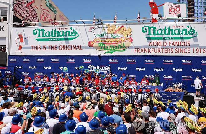뉴욕 핫도그 먹기 대회 (뉴욕 로이터=연합뉴스) 뉴욕 핫도그 먹기 대회에 참가한 선수들을 응원하는 관중들. 2023.7.4 photo@yna.co.kr